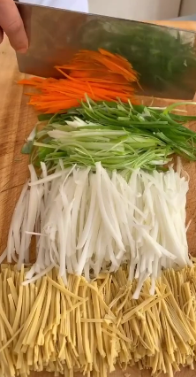 怎么做酸辣爽口的肉丝拌拉皮