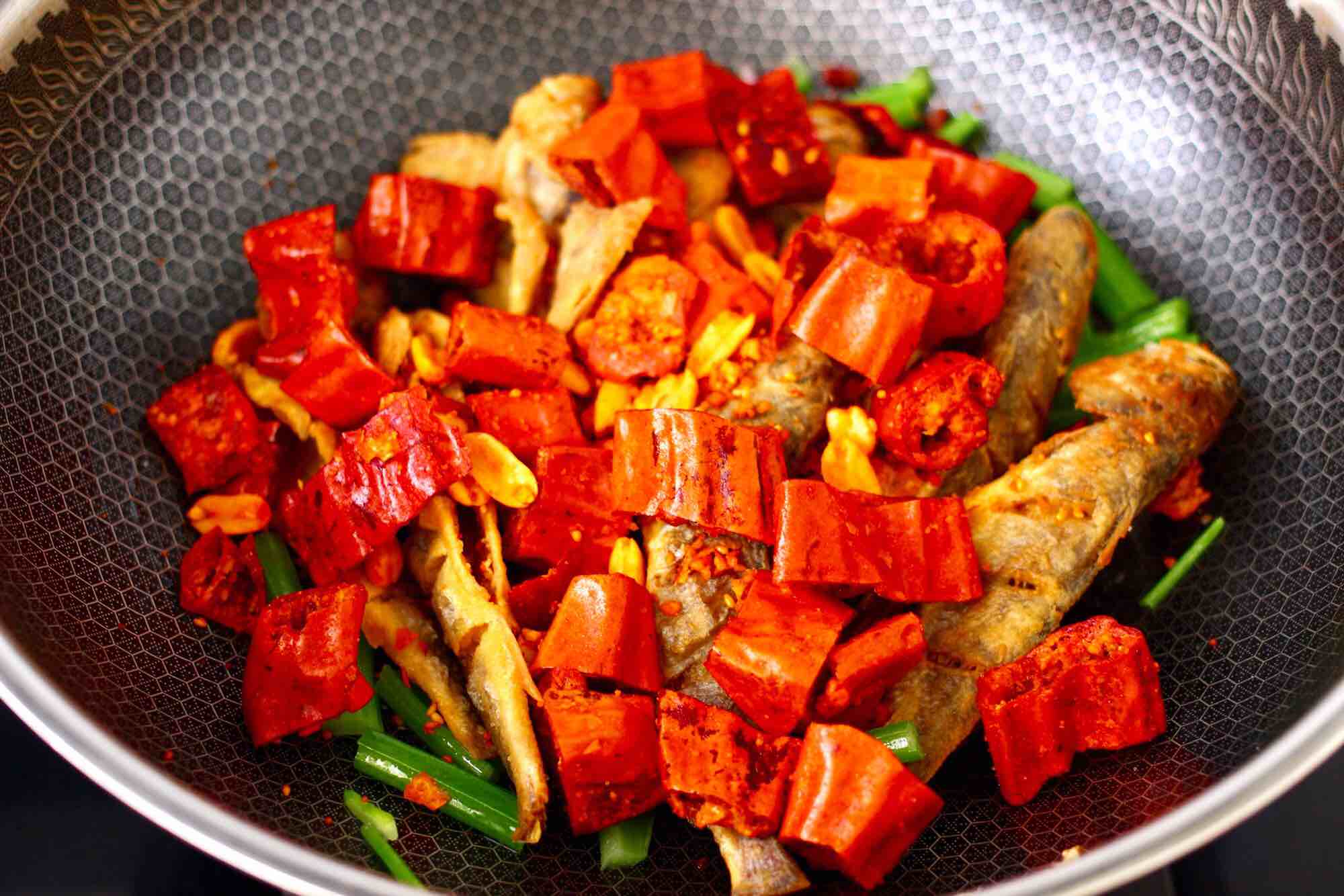 干锅脆鱼的做法