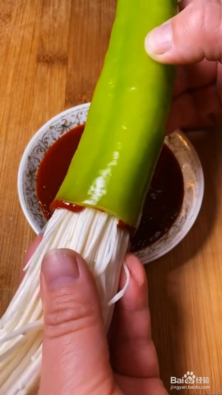 如何自制美味好吃的青椒包金针菇