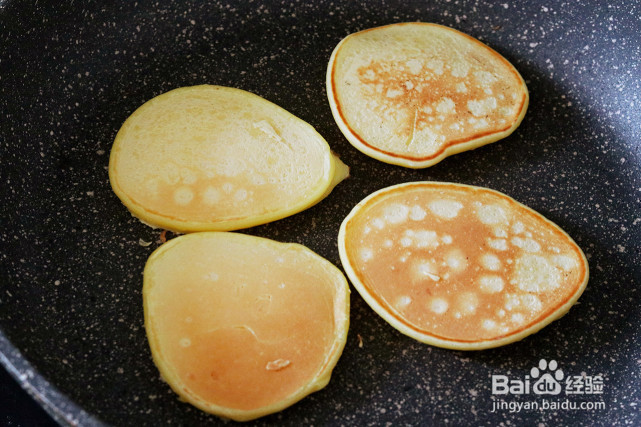 奶香鸡蛋饼配炸蘑菇的做法