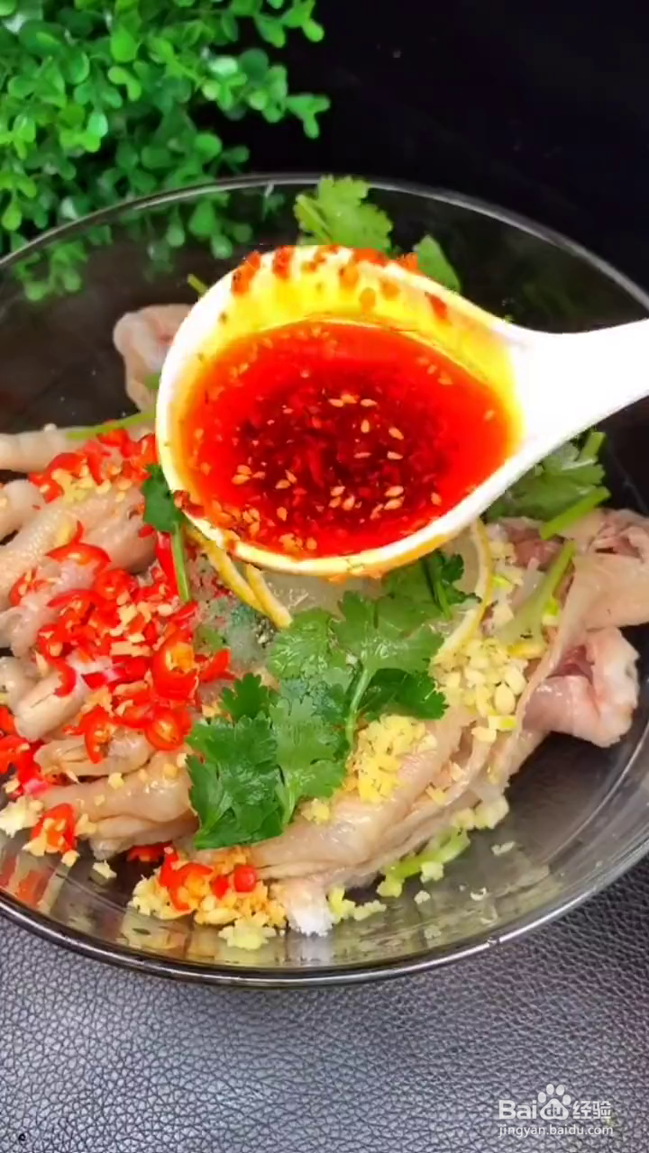如何制作酸辣好吃的无骨鸡爪