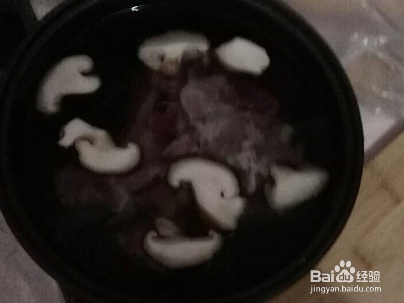 如何用电饭锅制作美味香菇排骨汤