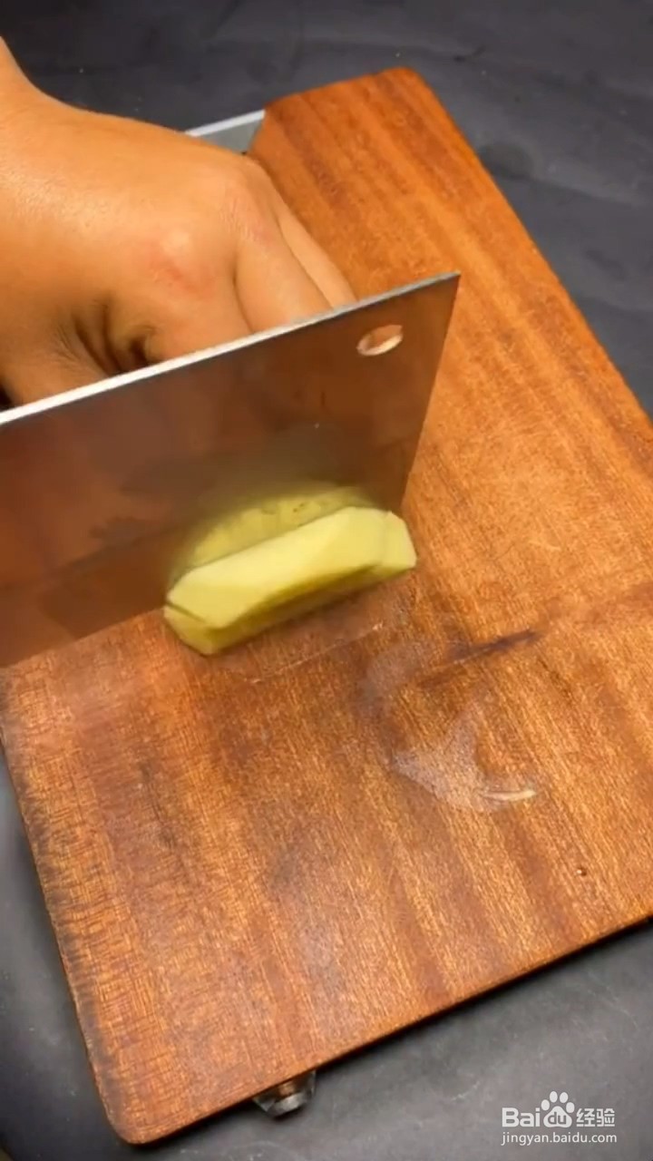 如何制作东北土豆酱汁条？