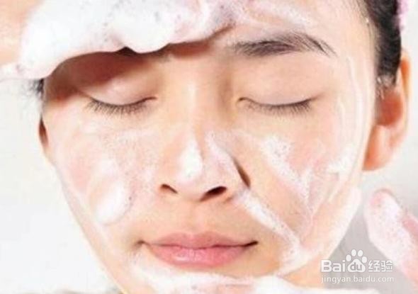 早上洗脸是直接清水洗还是使用洗面奶呢