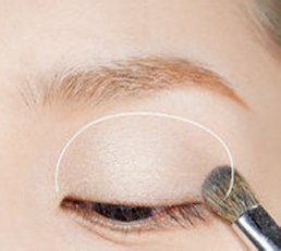 小清新诱惑眼线 红唇妆画出妩媚来