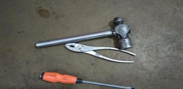 奥迪a8换刹车片怎么换?要具体的