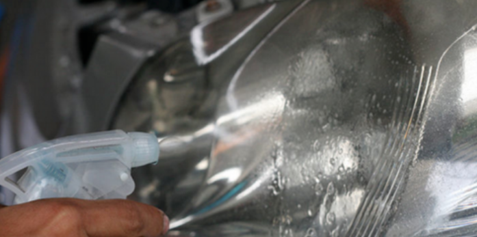 怎么清理车灯上老化的塑料薄膜