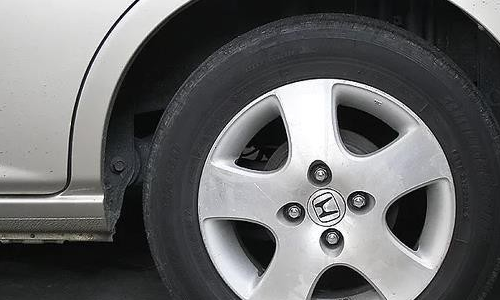 汽车车轮上面黑色的塑料板被摩擦了怎么修复