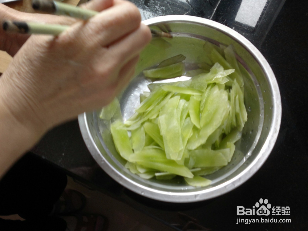 开春应季小菜清拌莴笋片的做法