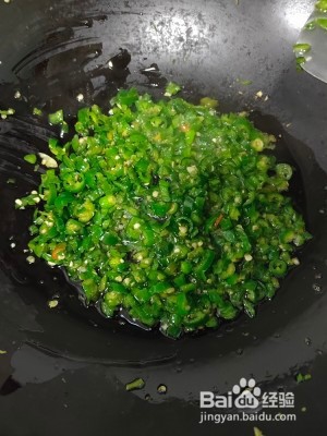 青椒蒜末皮蛋的做法