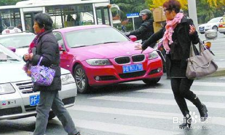 行人如何礼让斑马线