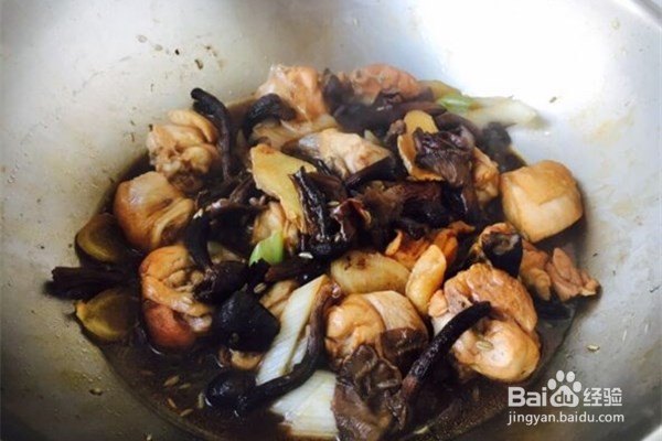 小鸡炖蘑菇怎样做？