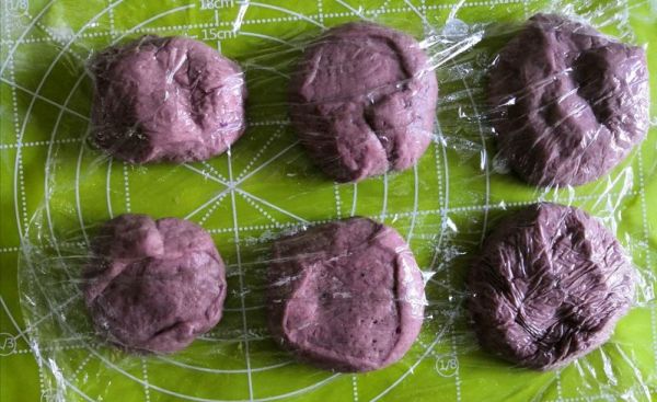 紫薯麻薯肉松软欧包