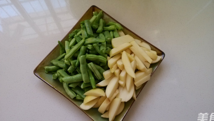 土豆炖豆角的做法