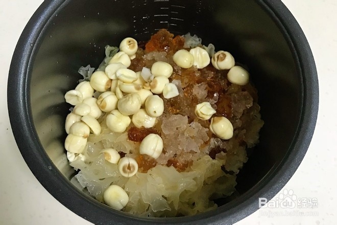 桃胶银耳凤梨甜汤的做法