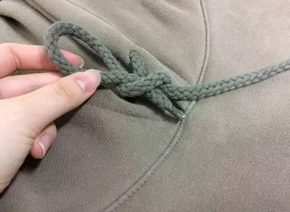 卫衣绳子太长怎样收短