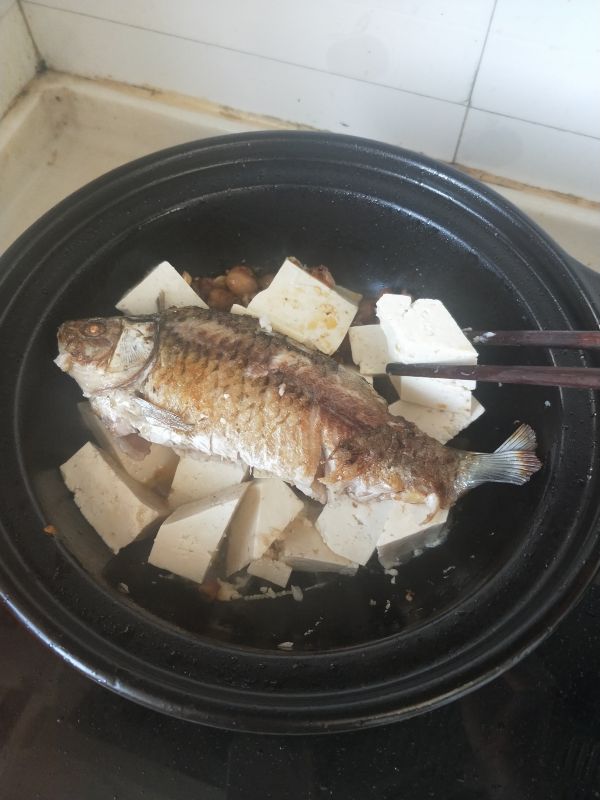 鲫鱼豆腐辣酱汤