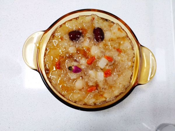 桃胶银耳雪梨羹