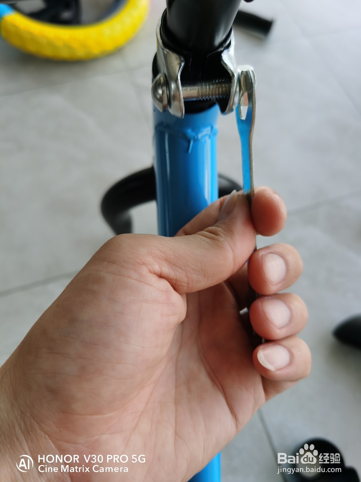 组装儿童平衡车的步骤