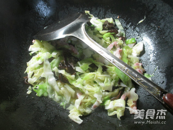 黑木耳咸肉炒圆白菜
