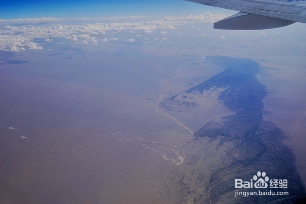 俯瞰罗布泊那些奇形怪状的矿井