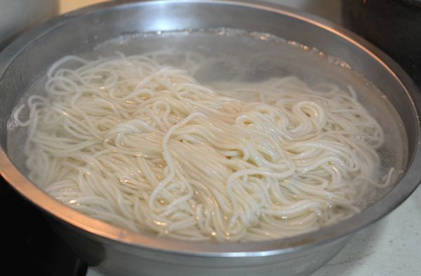 鸡蛋干笋丁拌面条