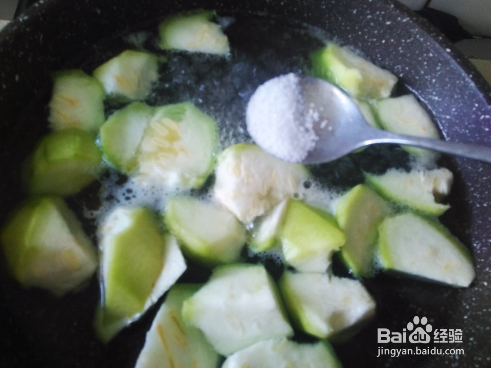 丝瓜和鱼丸这样滚汤，鲜美又好吃