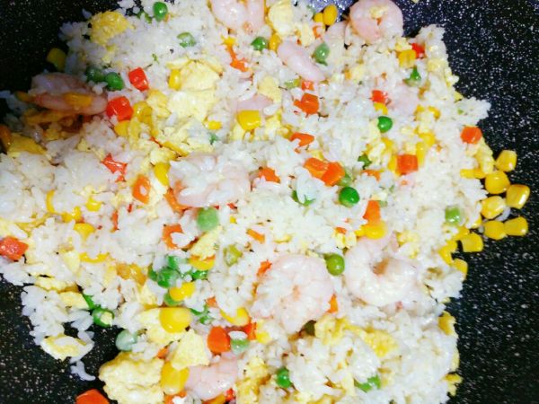 虾仁杂蔬蛋炒饭