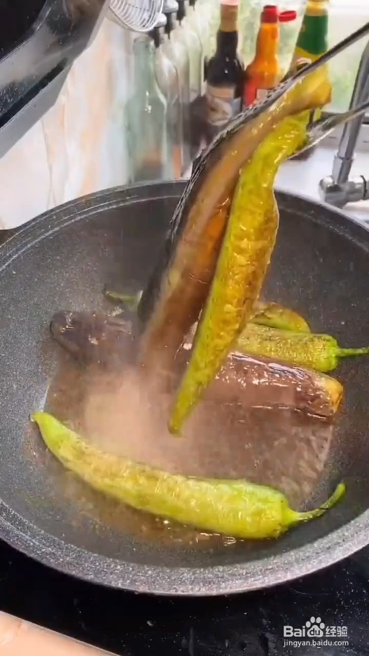 怎样烹饪油焖茄子辣椒