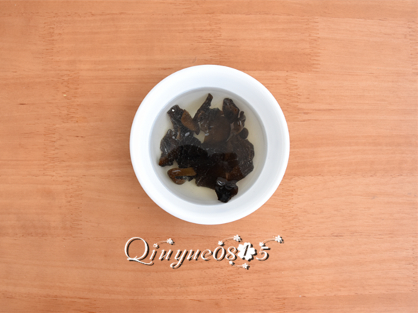 鸡蛋黄瓜炒木耳