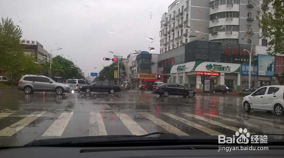 雨天汽车前挡快速除雾