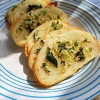 比饼干还好吃的蒜香烤馒头