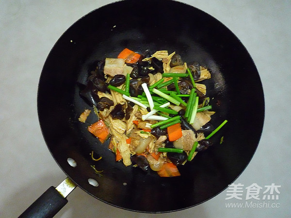 五花肉木耳烧腐竹