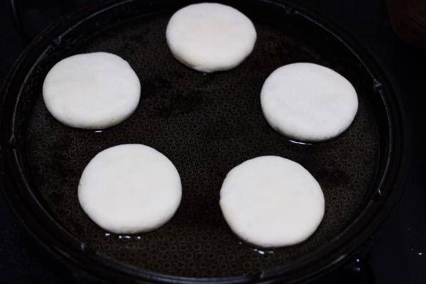 洋葱猪肉香菜发面馅饼