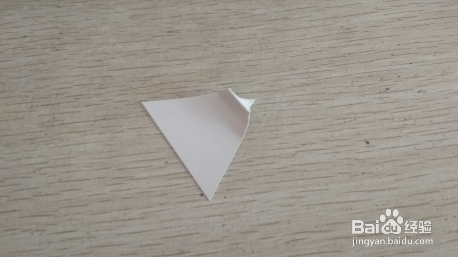 如何用一个三角形硬卡纸做简易的中性笔的支架