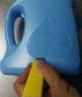 利用空洗衣液瓶子做漂亮花篮