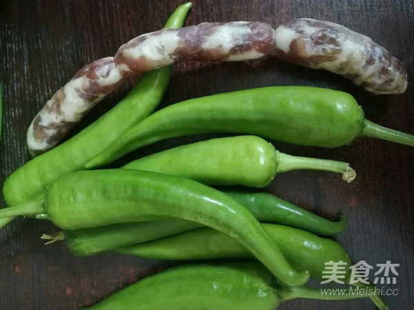 青椒炒腊肠的做法