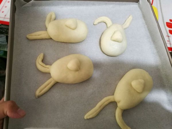 丑萌兔豆沙面包