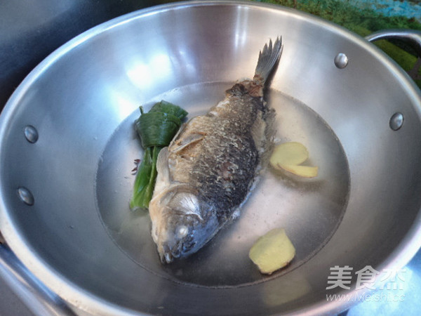 酸菜鲫鱼的做法