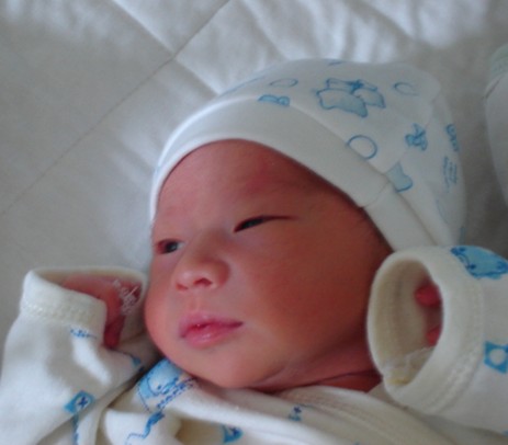 从哪些方面刺激新生儿感官?