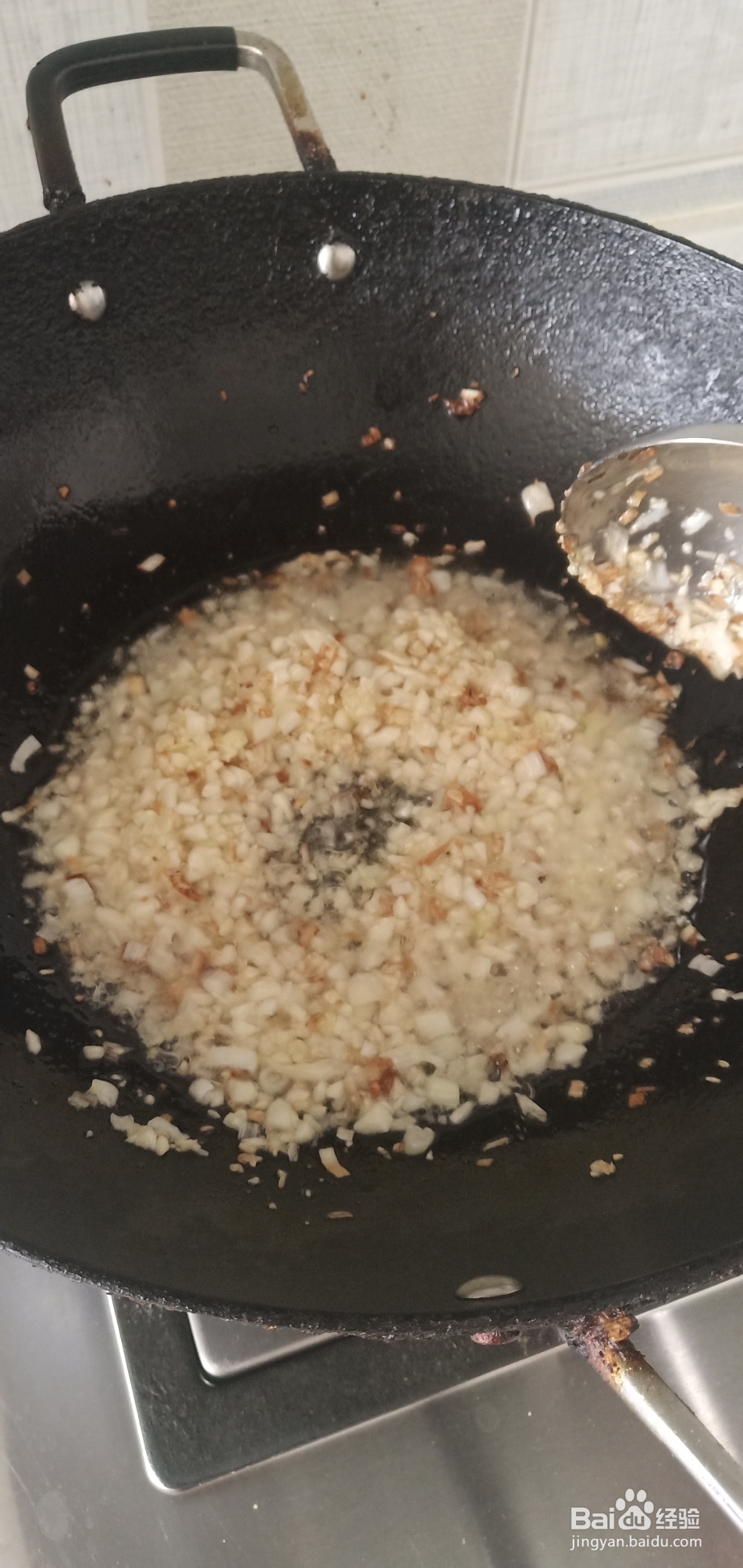 怎么简单的做蒜蓉粉丝金针菇虾煲?
