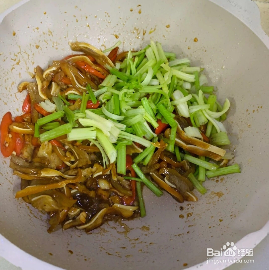 辣椒炒猪耳朵怎么做?