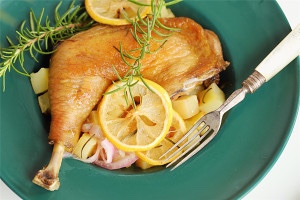 鲜香诱人的迷迭香柠檬烤鸡腿