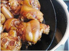 酱色猪蹄炖黄豆