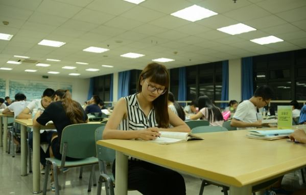 学校强迫九年级晚自习到晚上9点才放学，学校这样做违法吗