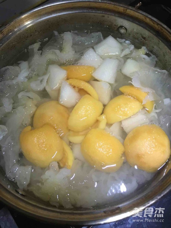 雪梨银耳枇杷羹