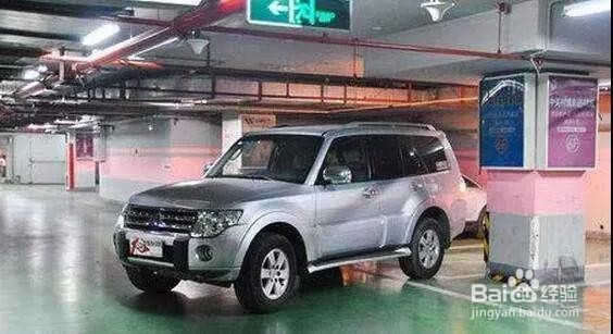 停车时倒车入库好，还是车头“扎”进去好？