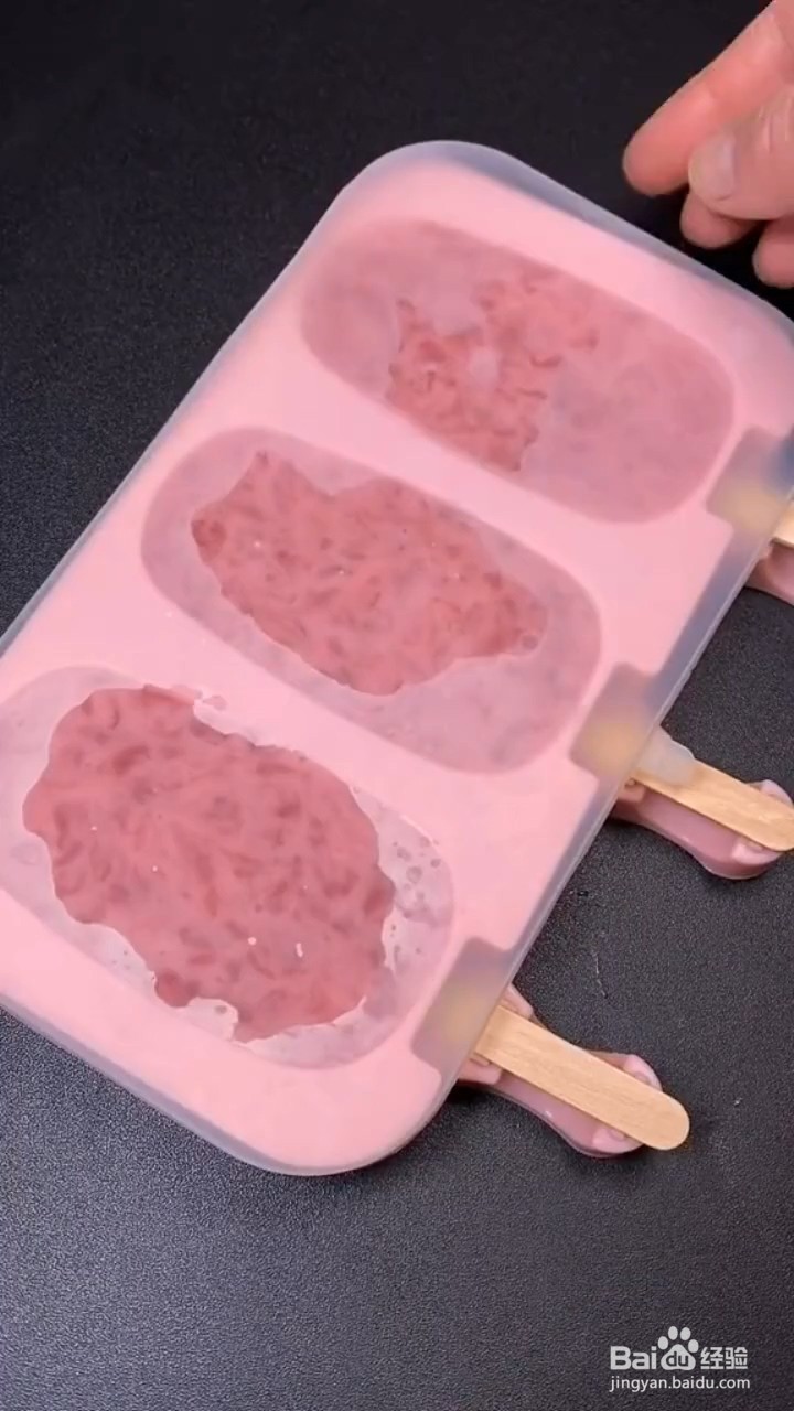 如何制作脆皮草莓雪糕