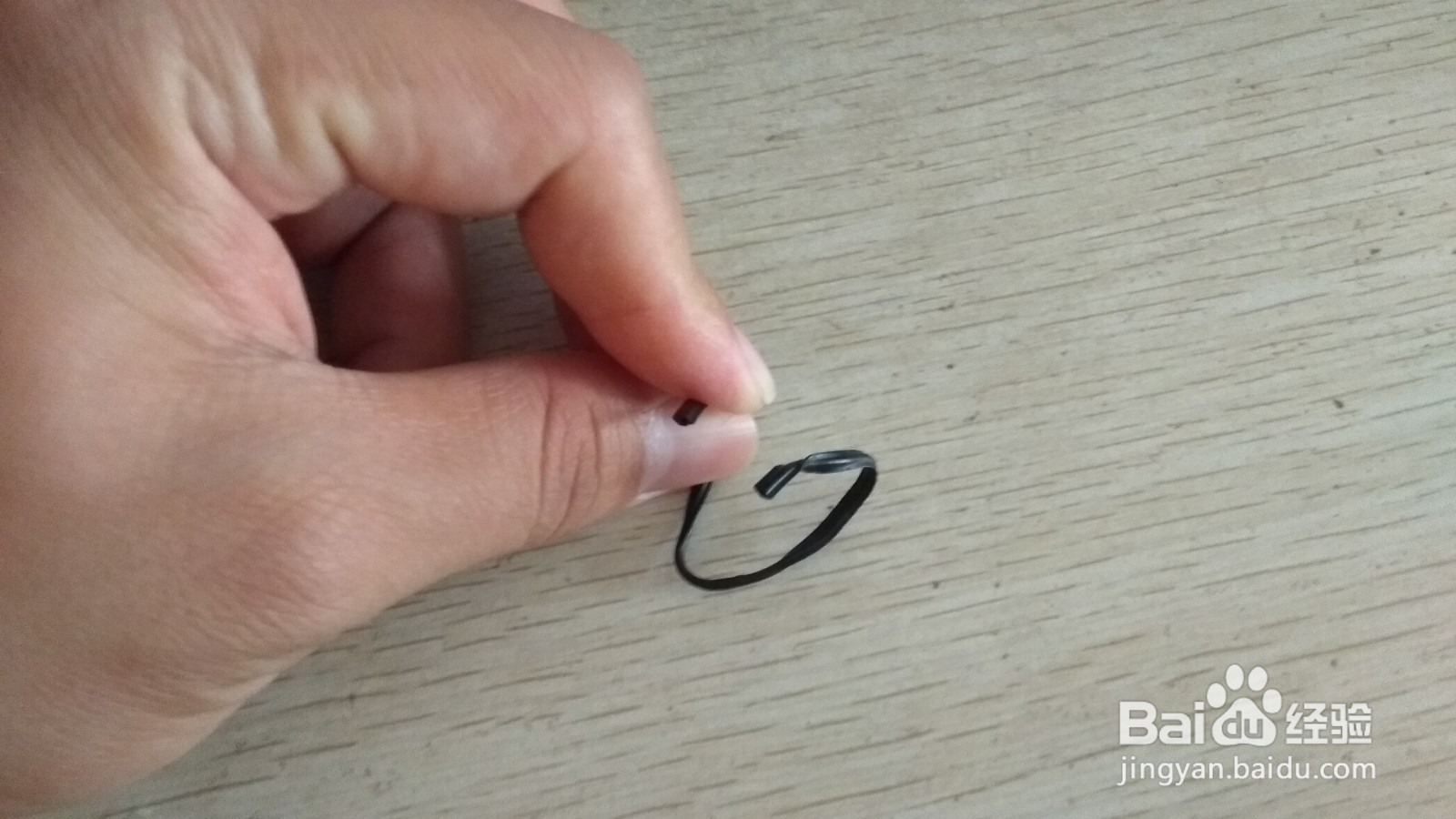 如何用数据线绑绳和中性笔芯做简易的手机支架