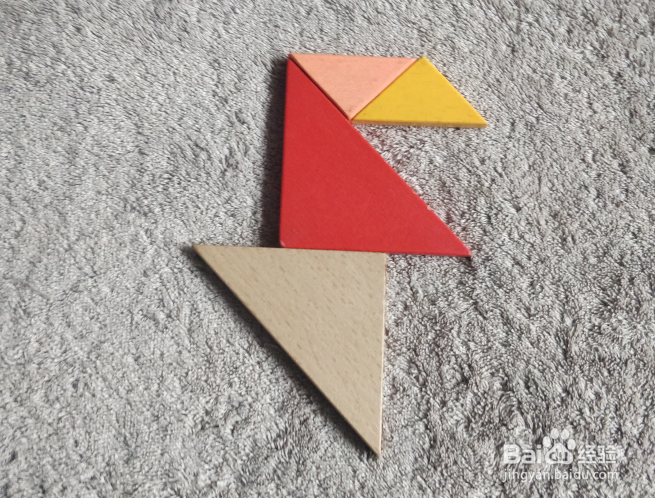 用七巧板怎样拼一个飞跨小水沟的小学生呢？